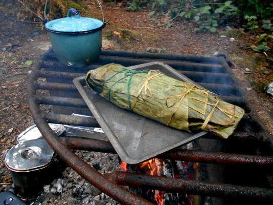 peixe grelhado em folhas de bananeira