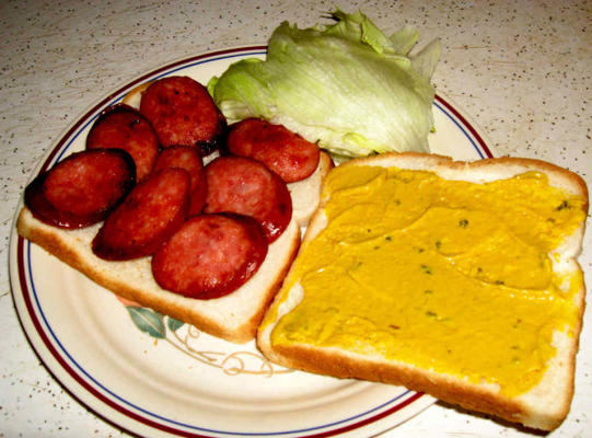 sanduíche kielbasa frito