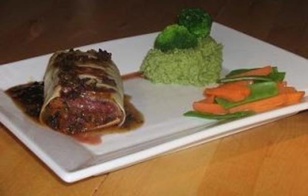 filé de avestruz recheado com molho de trufas