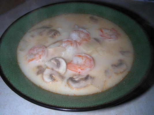 tom kha (sopa de coco) com camarão, fácil
