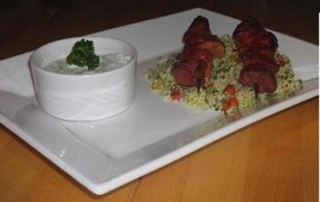 kebabs de cordeiro tandoori com raita e cuscuz