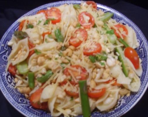 macarrão, aspargos e salada de tomate marinado