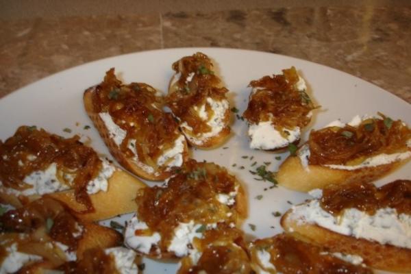 Crostini de queijo de sálvia e cabra com cebolas caramelizadas