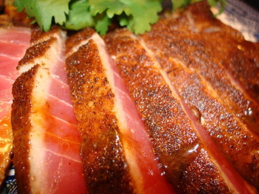 atum grelhado de pimentão vermelho com esmalte teriyaki