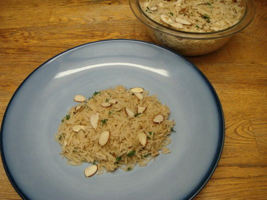 pilaf de arroz com amêndoas torradas