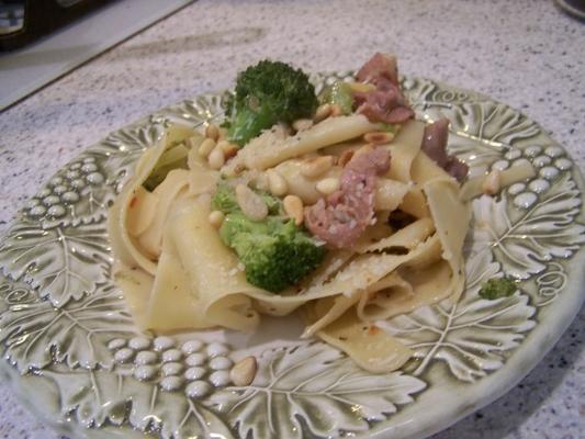 pappardelle com pancetta, brócolis e pinhões