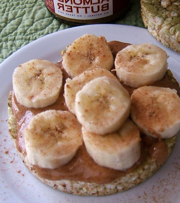 bolo de arroz com manteiga de amêndoa e banana