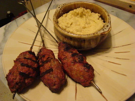 koftas de carne picante com purê de grão de bico