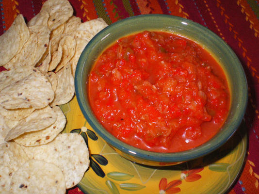 molho de pimenta vermelha com chips de taco