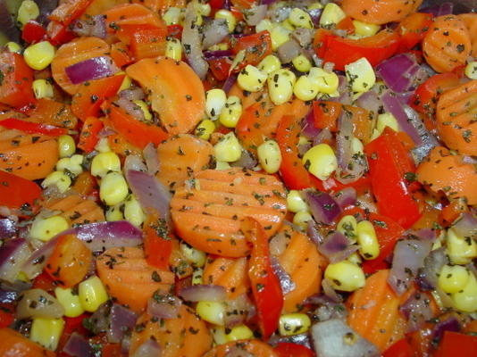 milho refogado, cenoura, cebola e pimentão vermelho