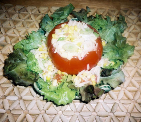 salada de orzo-milho em conchas de tomate