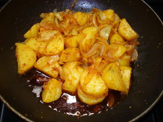 sri lankan ala badun (batatas e cebolas)