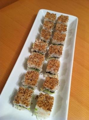 quadrados sensacionais do sushi de Califórnia