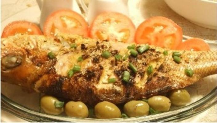 peixe assado com capim-limão
