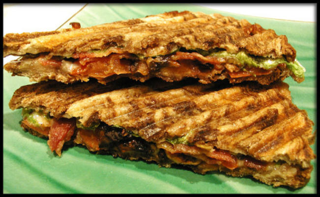 bat-p (bacon, rúcula e tomate panini)