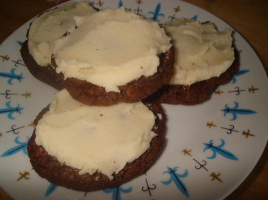 biscoitos de chocolate de emergência com cobertura de baunilha
