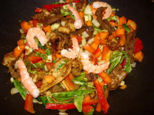 carne de vaca, camarão e macarrão ao curry de frango