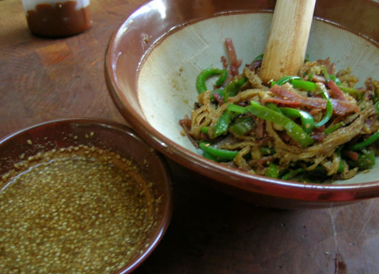 pimenta verde, presunto e pele de tofu com vinagre de gergelim