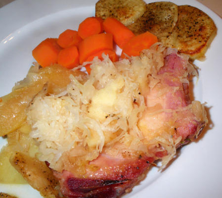 costeleta de porco defumada com chucrute, batatas e compota de maçã