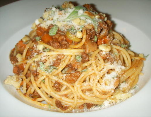 espaguete com azeitona-noz-bolonhês