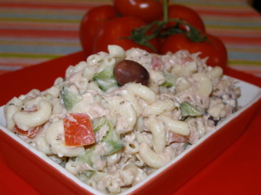 salada de macarrão mediterrâneo de atum