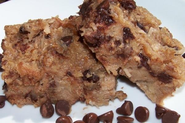 Pedaço de chocolate e pudim de pão de coco