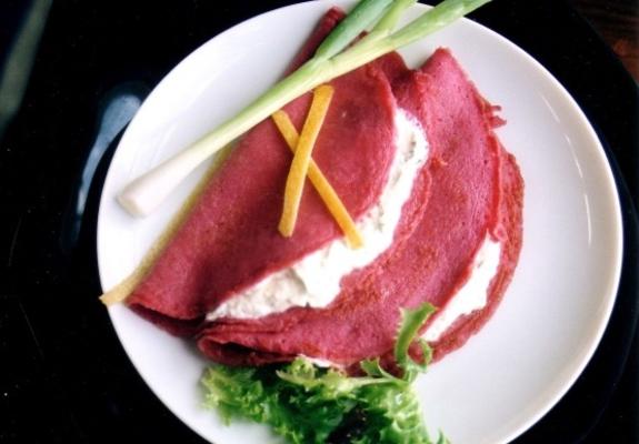 crepes rosa com recheio de cream cheese