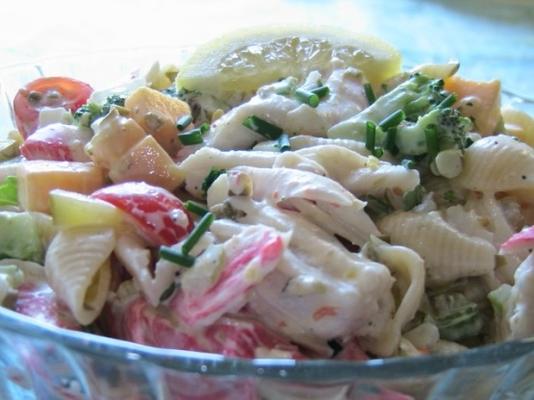 a melhor salada de massa de frutos do mar cremosa e refrigerada