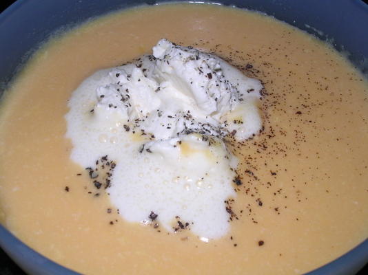 Sopa de Abóbora Marc Veyrats com chantilly com sabor de bacon