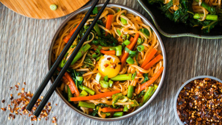 veggie amanteigado lo mein com gochujang e gema de ovo