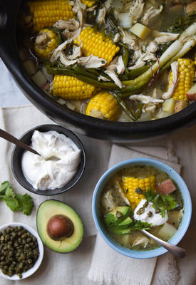 ajiaco colombiano (sopa de frango e batata)