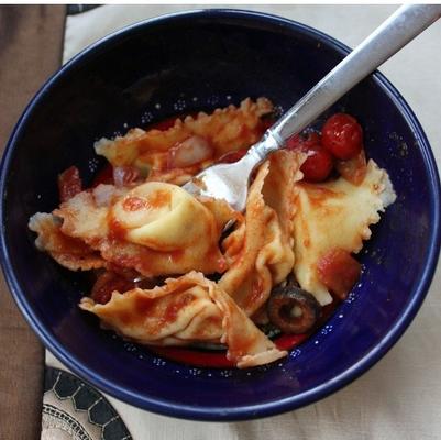 Tortelloni caseiro de manjericão e ricota com molho de tomate rústico