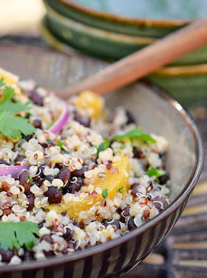 salada de quinoa e feijão preto com molho de citrinos e coentros