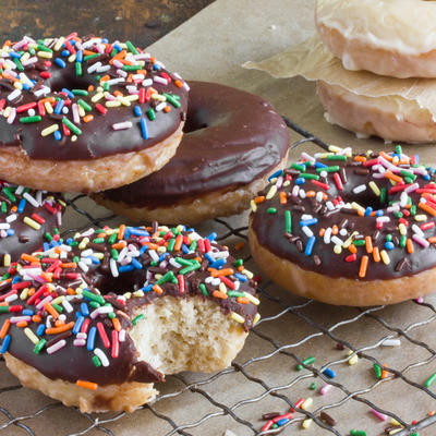donuts assados ​​com cobertura de chocolate e polvilha