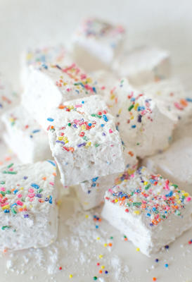 marshmallows de bolo de aniversário com polvilha