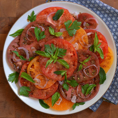 salada de tomate da herança com molho de sumo de romã