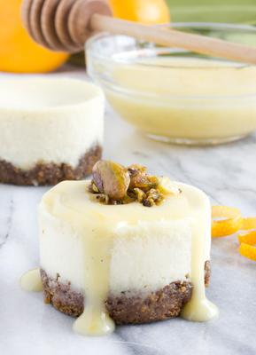 Queijo de cabra, mel e pistache mini cheesecakes com creme de limão meyer