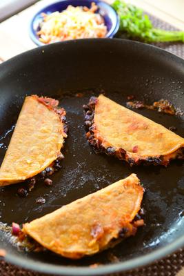tacos de feijão preto crocantes