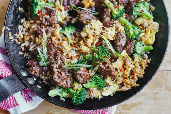 arroz frito de carne e brócolis